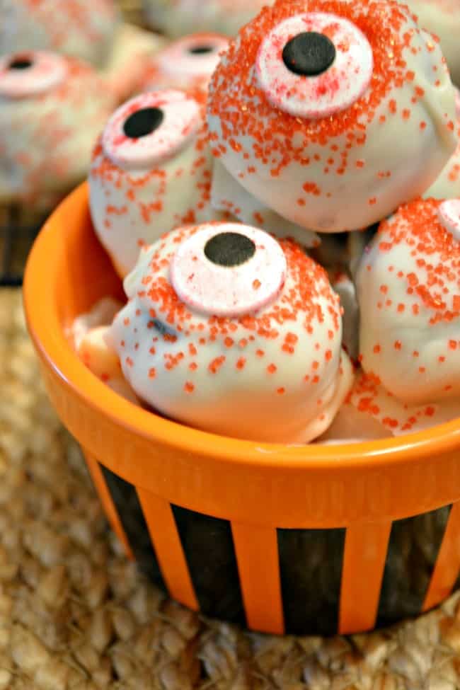 Eyeball Oreo Truffles - Halloween Treat | This Girl's Life Blog