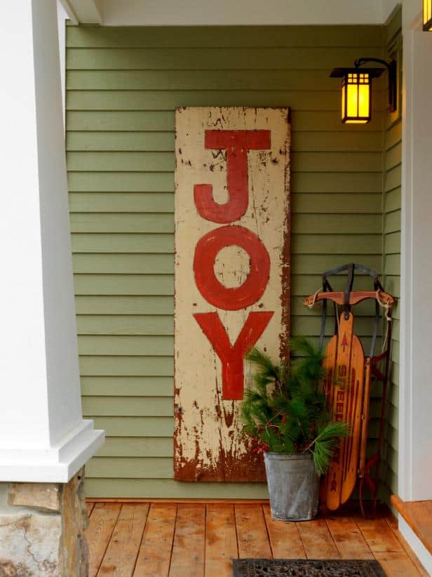 If you love making your own home decor, how about learning how to make wood signs using various do-it-yourself techniques.