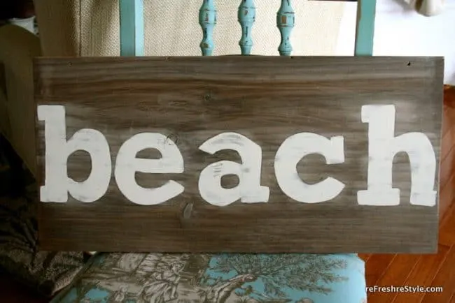 If you love making your own home decor, how about learning how to make wood signs using various do-it-yourself techniques.
