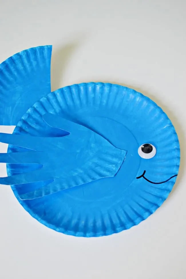 Craft this cute little paper plate fish with your kids this week/weekend. Great for a ocean theme craft activity.