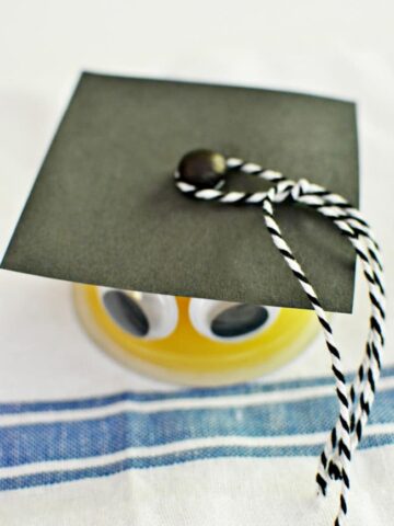 Create these little grads using apple sauce, pudding or fruit cups. So cute for your elementary kids graduations.