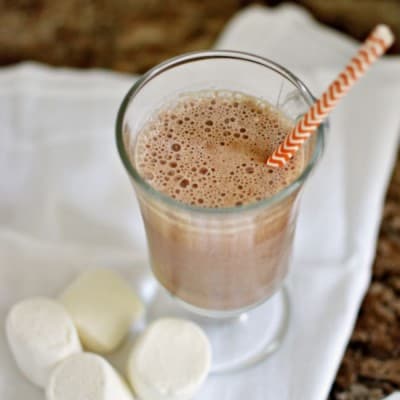 Toasted Marshmallow Milkshake.... super simple but oh so delicious and creamy with the perfect hint of toasted goodness.