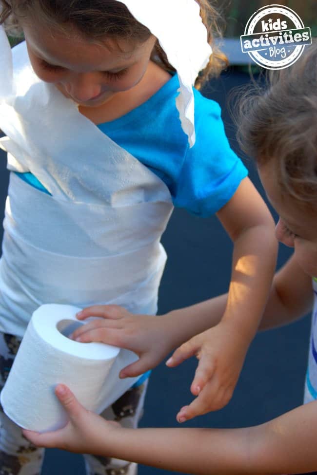 These really simple and not-too-scary Halloween games for kids will help you host the best Halloween party ever!