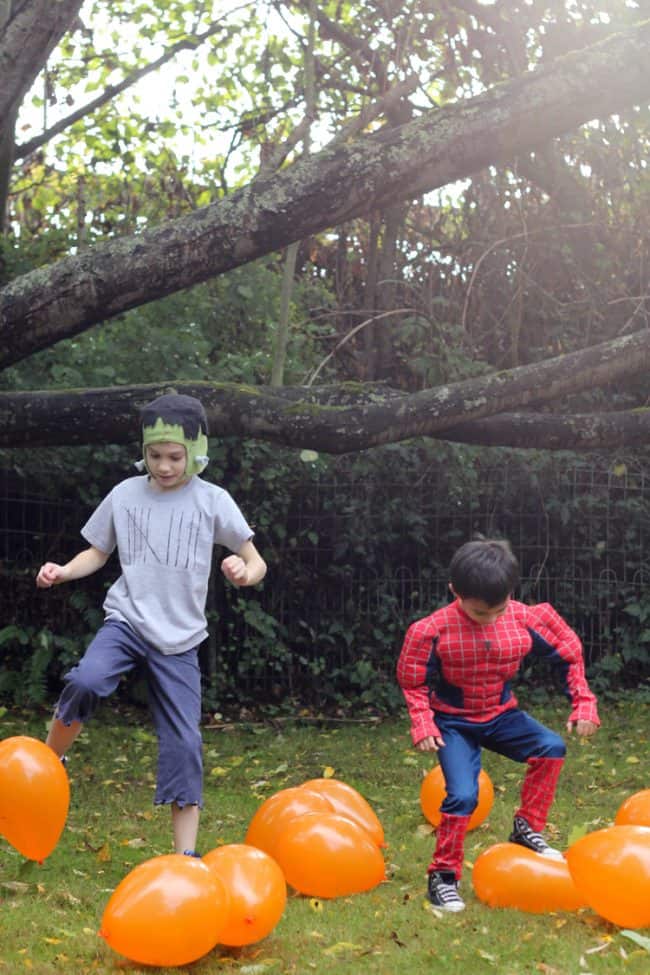 These really simple and not-too-scary Halloween games for kids will help you host the best Halloween party ever!