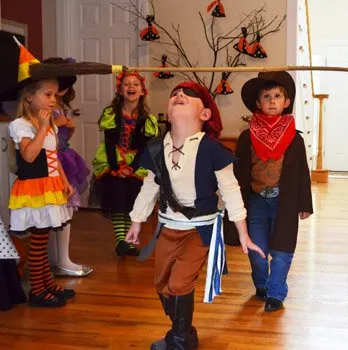 These really simple and not-too-scary Halloween games for kids will help you host the best Halloween party ever!