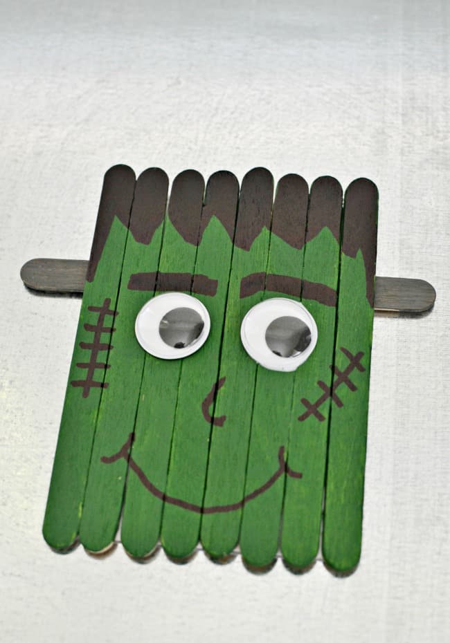 This little popsicle stick Frankenstein is perfect for crafting with your kids this Halloween. You can also attach a magnet and hang him on your fridge. #Halloween #Frankenstein #PopsicleStickCrafts #kidcrafts #crafts