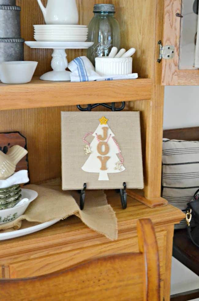 Craft up this cute JOY Burlap sign for the perfect gift this holiday season. Great for teachers too!