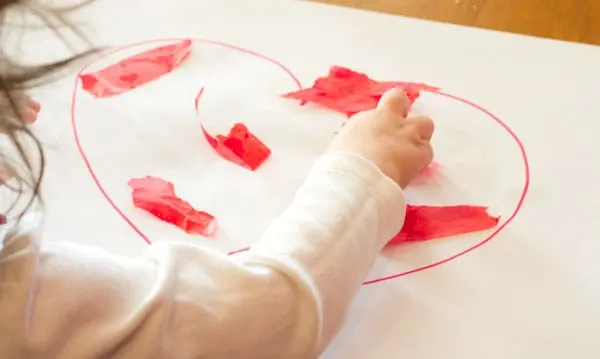 A great round up of easy valentines crafts for preschoolers. All great for little hands that doesn't require a lot of extra time or supplies. 