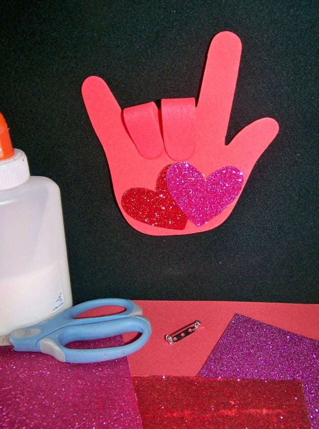 A great round up of easy valentines crafts for preschoolers. All great for little hands that doesn't require a lot of extra time or supplies.