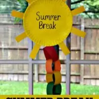 This Summer Break Countdown Chain displays the remaining days until summer break!! An easy craft for kids to get your summer countdown on today!