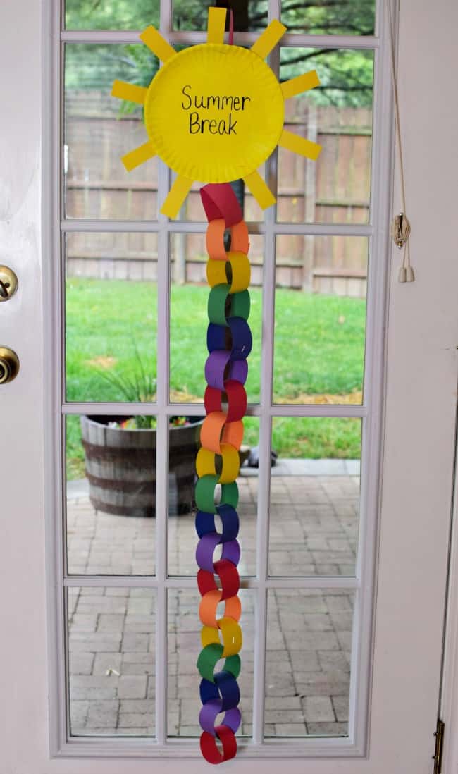 This Summer Break Countdown Chain displays the remaining days until summer break!! An easy craft for kids to get your summer countdown on today!