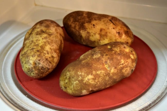 How can you go wrong with an easy twice baked potato recipe with cheese, bacon, green onions and butter? Super simple to make and half the time as the normal method.