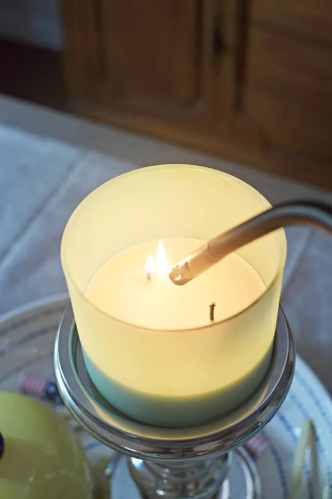 What to do when your family or friends are coming and you have 30 minutes to throw together a half-way looking decent clean house. You follow these tips on how to speed clean your home of course.