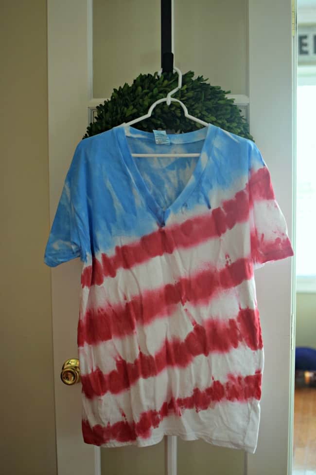 Learn how to make tie dye shirts easily with these simple steps. This American flag pattern is perfect for the 4th of July.