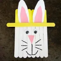 Let's get crafty this weekend with this super fun popsicle stick Easter bunny. Great kids craft idea for Easter or Spring.