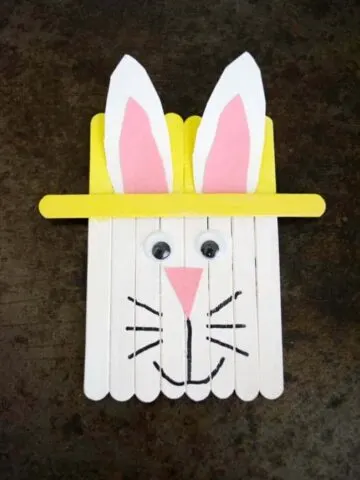 Let's get crafty this weekend with this super fun popsicle stick Easter bunny. Great kids craft idea for Easter or Spring.