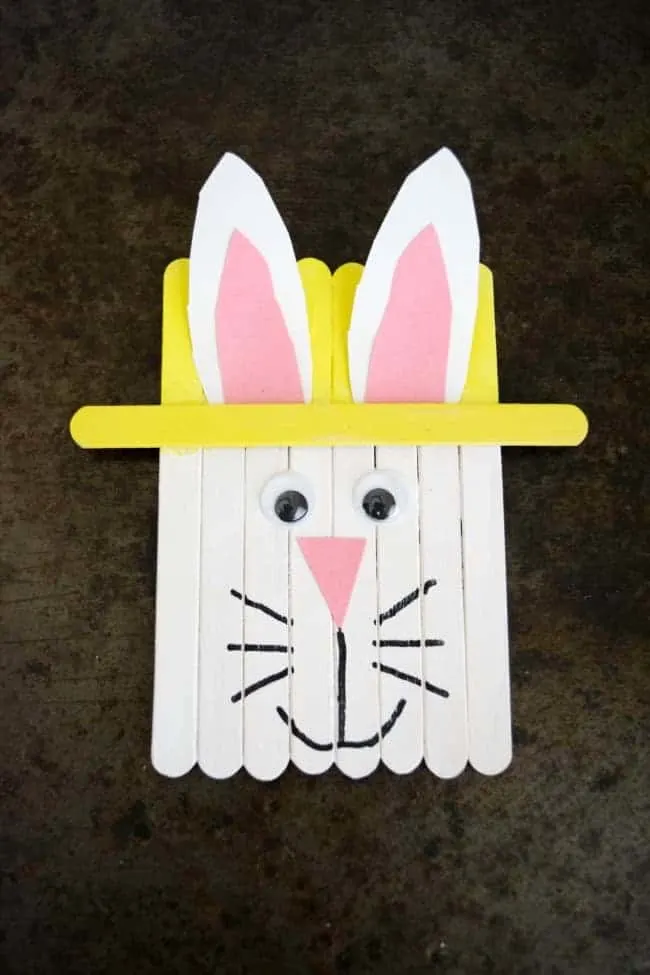 Let's get crafty this weekend with this super fun popsicle stick Easter bunny. Great kids craft idea for Easter or Spring. 