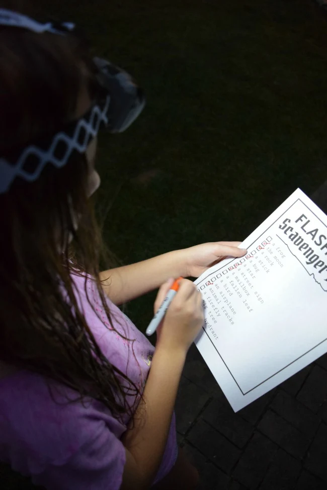 Let's go on a Flashlight Scavenger Hunt! Grab a flashlight and this free printable to have a fun-filled evening with your family and friends. Great for all ages!