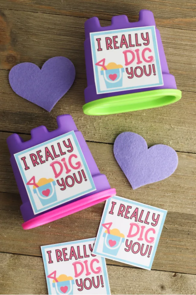This photo features examples of the I really dig you free Valentine printable.